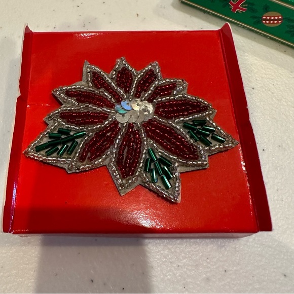 Vintage 1988 Avon set of 2 “All that Glitters” pins/brooch- Ponsettia & Bow tie - Picture 8 of 12